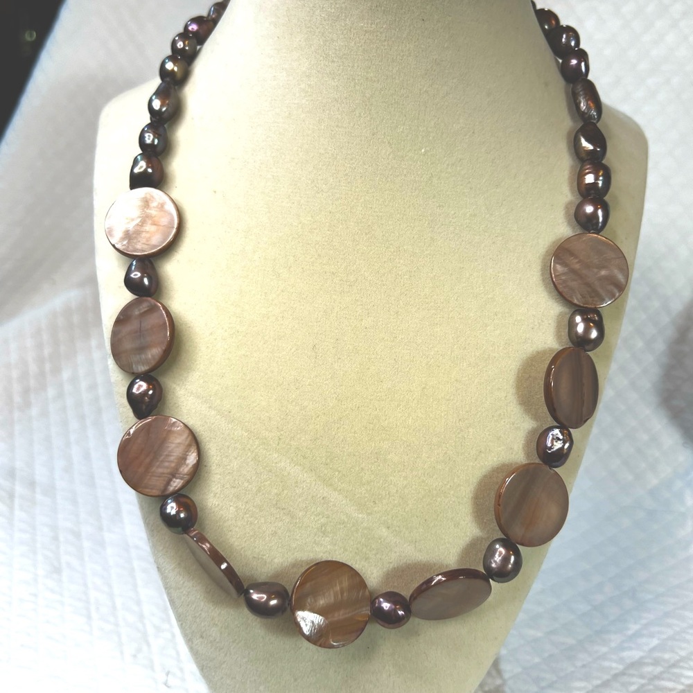 Handmade Vintage Mother of Pearls Necklace from the 1980s - Picture 1 of 5